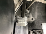 パーキングブレーキはフット式なので運転席と助手席の間はすっきり、移動も楽々です。さっと手が届く位置にATセレクトレバーやエアコンスイッチなどがあり操作性に優れています