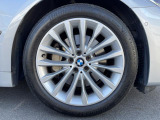 BMWならではの卓越した走りを支えるホイールと足回りです!日本車の走りに慣れている方にもぜひ体感して頂きたいほど、高いレベルでまとまっています!純正18インチアルミホイール。