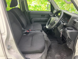 運転席まわりは前方を見渡しやすい配置で、シートに座った際も落ち着いて過ごせる空間です。足元にはゆとりがあり、毎日の乗り降りや移動を快適に支えてくれます。