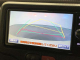 【バックガイドモニター】後方の映像をナビ画面に表示するだけでなく、ステアリング操作に連動して動くガイド線も同時に表示!予想進路の確認をしながら後退できるので便利です!