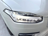 【LEDヘッドライト】明るく眩しいハイビームを先行車や対向車に照射しないオートハイビームを備えたLEDヘッドライト。北欧神話に登場するトールハンマーをモチーフにした、一目でボルボとわかるデザイン。
