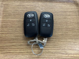 【スマートキー】 スマートキーを携帯していれば、ドアハンドルのボタンを押してロックの解除ができ、パワースライドドアもワンタッチで開閉できます。