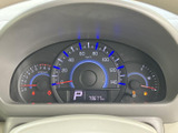 速度や燃料残量など、運転に必要な情報をメーター内で確認できます。表示がまとまっていて視線を移す範囲も小さく、日常の運転中に状況を把握しやすい配置です。安心感につながる装備です。