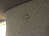 フロントSRSエアバッグは車両前方から乗員が重大な傷害を受けるおそれのある大きな衝撃を受けた場合に作動し、シートベルトが身体を拘束する働きと併せて前席乗員の頭部や胸部などへの衝撃をやわらげる装置です。