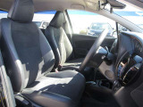高いホールド性で運転姿勢が安定します。スエード調&times;合皮のシートになっています!