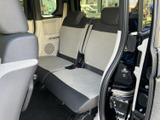 後席はゆとりを感じるベンチ形状で、明るい内装色が車内を広々とした印象に見せます。ヘッドレストも備わり、窓からの光が届くため、同乗者にも落ち着いて過ごしていただけます。