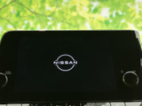 大きく見やすい画面を備え、周辺には音量などの操作部を配置。運転席から視線を向けやすい位置にまとまり、日常の移動中にも扱いやすいレイアウトです。