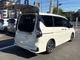 軽いハーフバックドアを開ければ狭い駐車場でも荷物が出せますね♪