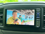 画面にテレビ映像が表示され、停車中に番組を楽しめます。見やすい大きさの画面で、休憩中の待ち時間も過ごしやすく、車内での時間を快適に活用できます。