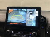 パノラミックビューモニター付きです。車両を上から見たような映像をディスプレイオーディオ画面に表示。運転席からの目視だけでは見にくい、車両周辺の状況をリアルタイムでしっかり確認できます。
