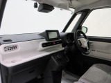ダイハツのお店では、ダイハツ車を知り尽くしたプロフェッショナルが、専用の診断機器を使って各システムを点検しております。