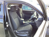 フロント広々、セパレートシートの運転席は、ハイトアジャスターが付いているので、快適にドライブができます。ハンドルはテレスコピック機能で、ハンドル位置を上・下・手前・奥に調節できます。