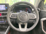 インテリアに合わせたデザインのステアリングは、運転される方のことも考え、運転しやすい形状、大きさです。是非一度、実際に触ってお確かめください。
