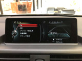 ナビの配置をセンターパネル上部に設置することにより、運転中は道路から目線を出来る限り外すことなく、安全にご覧いただけます。