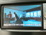 車内でテレビ番組を楽しめる画面を備えています。停車中のひと休みや待ち時間に映像を視聴でき、画面上で番組内容を確認しやすいのも便利です。ご利用の際は安全な場所に停車してください。