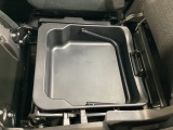 靴や大きめの荷物などもスマートに収納できる便利な引き出し式の収納ボックスです。車外から見えない隠し収納として、また汚れが気になりやすいアイテムの保管にも重宝します!