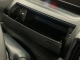 【インパネアッパーボックス】サッと取り出せてサッとしまえる、運転席の目の前にはボックスが装備されております!薄型のボックスティッシュなど収納可能☆
