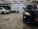 当店では専任のメカニックが大切なお客様のお車を一台一台丁寧に整備いたします。自社認証工場にてリフトアップし下回りまでキッチリ検査いたします。