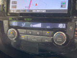 【オートエアコン】一度お好みの温度に設定すれば、車内の温度を検知し風量や温度を自動で調整。暑い&hellip;寒い&hellip;と何度もスイッチ操作をする必要はありません。快適な車内空間には必須の機能ですね♪