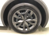 樹脂フルキャップ付き17インチスチールホイール(195/60R17)装着です。