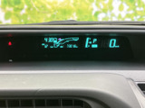 速度やシフト位置、燃料残量などの情報がまとまって表示され、運転に必要な状況をひと目で確認できます。表示が見渡しやすく、日常の運転をサポートします。