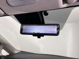スマートルームミラーで後方の映像がルームミラーで確認できます。