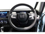 運転中もハンドルでの操作が可能です。特に高速道路等の目が離せない運転時には、便利さだけでなく、安全性も兼ね備えております。