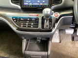 足元スッキリ、インパネシフトです。パーキングブレーキはフットブレーキタイプなので、運転席と助手席の間がスッキリしています。