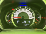 速度計を中心に回転計や燃料計を配置し、走行中に必要な情報を確認しやすいメーターまわりです。中央の表示部にはシフト位置や走行距離も示され、日々の運転をサポートします。