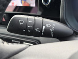 レバーには操作位置を示す表示がまとめられ、運転席から確認しやすい配置です。雨天時など視界の確保が必要な場面でも手元で操作でき、天候の変化に合わせた運転をサポートします。