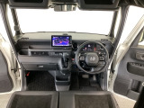 【前方視界】開放的な前方視界!運転がしやすく疲れにくいです♪窓が大きく、見通しがとっても良いおクルマですよ♪