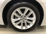 17インチ純正アルミホイール(215/55R17)装着です。