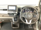 【ハンドル】運転にかかわる様々な操作を安全に行えるように視点移動が少なく操作性に配慮されたスイッチ類が凝縮されたコックピットです。