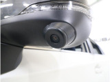 助手席側で見えにくい左前方の映像を、車内のマルチファンクションディスプレイに映し出します。前方への駐車や左寄せ、狭い道でのすれ違いなど、さまざまなシーンで安心して運転できる便利な機能です。