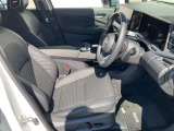 運転席まわりです。実際に座ってみて、乗り心地を体験してみてください。