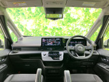 前方の視界が広く、運転席と助手席から周囲を確認しやすいレイアウトです。落ち着いた色合いのシートや内装が空間をすっきり見せ、毎日の移動も心地よくお過ごしいただけます。