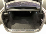 トランク容量は同一他社車両より広く、旅行やゴルフ等様々な場面で役立ちます。