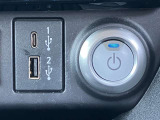 USB接続端子、USBデバイスやiPod/iPhoneまたはAndroidスマートフォンを接続できます。