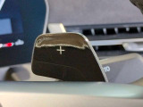 【ルームミラー一体型ETC車載器】ルームミラーの裏側に目立たない様に配置されたETCカード挿入口。スタイリッシュ且つ機能的なものとなっております。
