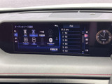 FMラジオの選局情報や複数のオーディオソースが画面に表示され、聴きたい音源を選びやすい仕様です。日々の移動時間に、お好みに合わせた音楽や番組を楽しめます。