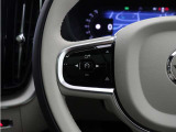 前方車を自動追従するアダプティブクルーズコントロールに加え、ステアリング操舵も行う進化型クルーズ『パイロットアシスト』を搭載。車体を車線内へと適正に維持しつつ先行車を忠実に追従します。