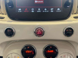 このあたりのレトロ感漂う配置はFIAT500ならではです。