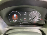 速度や燃料残量など、運転中に確認したい情報がまとまって表示されます。表示が見渡しやすい配置で、走行中も必要な情報を確かめやすく、日々の運転をサポートしてくれます。