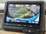 後方の様子と車幅の目安となるガイド線を画面で確認でき、駐車時の周囲確認をサポートします。狭い場所への出し入れや後退時に、目視とあわせて活用いただける便利な装備です。