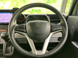 手元にスイッチ類を備え、運転姿勢を保ちながら必要な機能にアクセスしやすい構成です。メーターや前方を見ながら扱いやすく、日々の運転をサポートする便利な装備となっています。