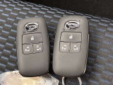 ドアの開閉時、両手が荷物で塞がっている時はキーレスでのカギの解除が大変ですよね。スマートキーはポケットやバッグに入れておけば、ノブに触れただけでロックの解除が可能です。とても便利な機能です。