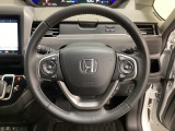 ハンドルにHondaセンシング系のクルーズコントロールやレーンキープアシストなどのスイッチと、オーディオの操作スイッチが装備されています。ハンドルから手を離さず安全に操作できます。