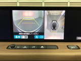 マルチビューカメラシステム搭載車です。お車の周囲を全方位でカバーします。後方・前方・両脇と、コンディションが悪い視界でもカラーモニターに映し出した映像がドライバーをサポートします。