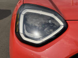 LEDヘッドライトは内側にあるため、前方に勢いを感じさせる鋭い顔つきになります。