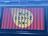 停車中にテレビ番組などの映像を視聴できる画面を備えています。休憩や待ち時間に車内で映像を楽しめるため、移動の合間も快適に過ごしたい方に便利な装備です。